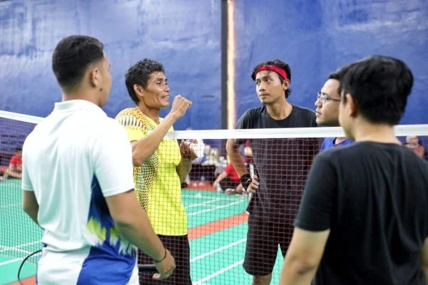 badminton match indoor court